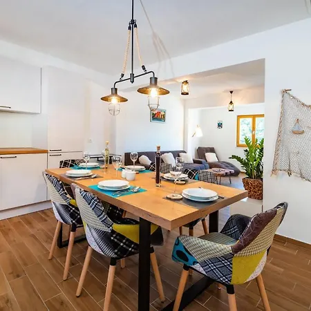 A3 - Beautiful Seafront Apt W Magnificent View