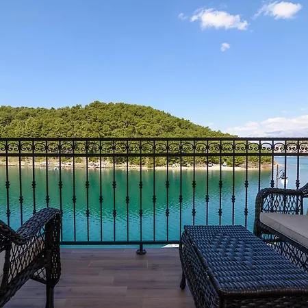 A3 - Beautiful Seafront Apt W Magnificent View 아파트 노비그래드달마샤