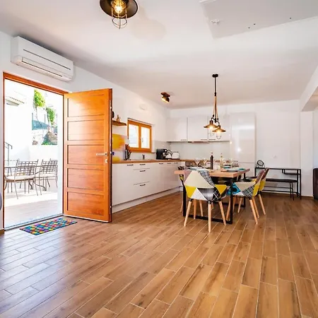A3 - Beautiful Seafront Apt W Magnificent View 노비그래드달마샤